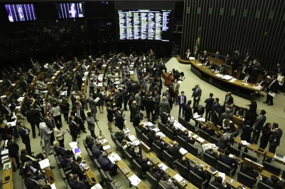 Maia adia para próxima terça votação da PEC que altera regras para eleições